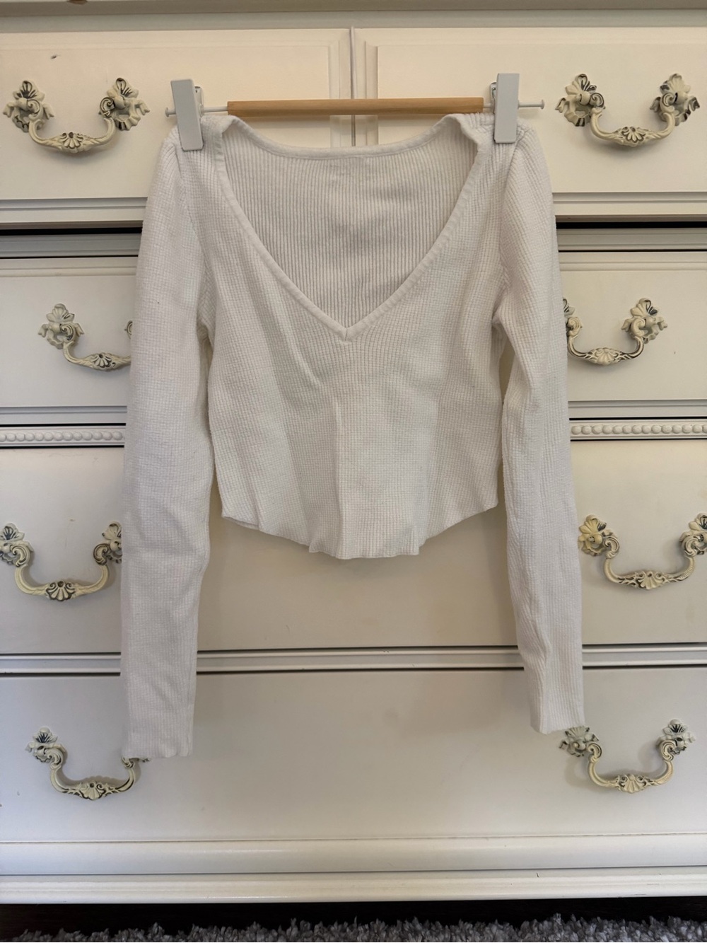 Women's White V-Neck Long Sleeve Crop Top